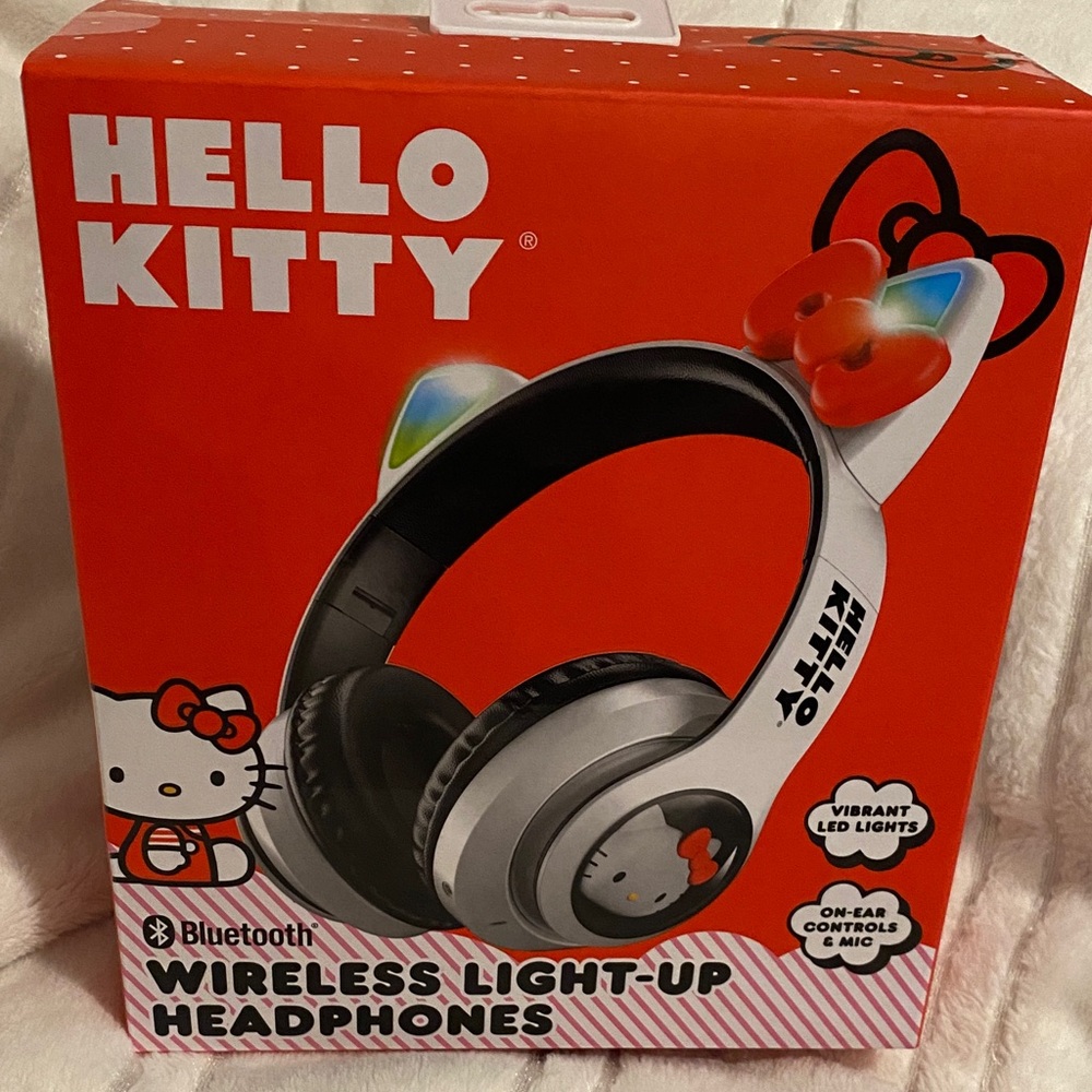Hello Kitty White and Black Light-Up Headphones - Picture 5 of 5